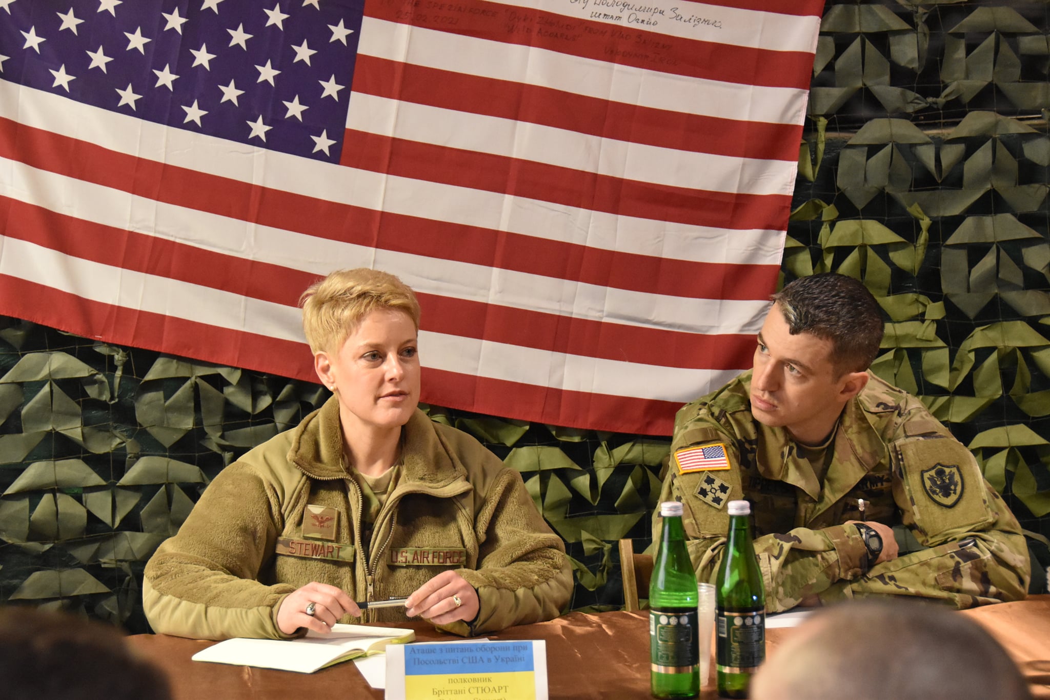 Военный атташе США прибыла на Донбасс с черепом и надписью «Украина или смерть» на шевроне (фото) - 3 - изображение