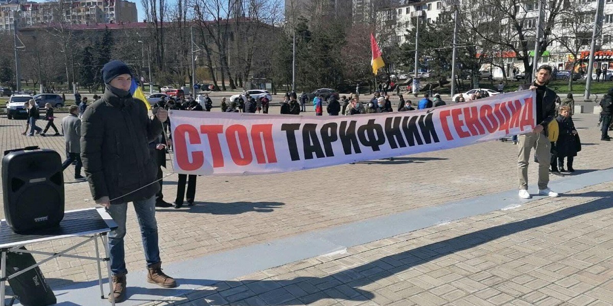 В Одессе полицейские под песню «Вставай, страна огромная» разогнали тарифный протест (фото, видео)