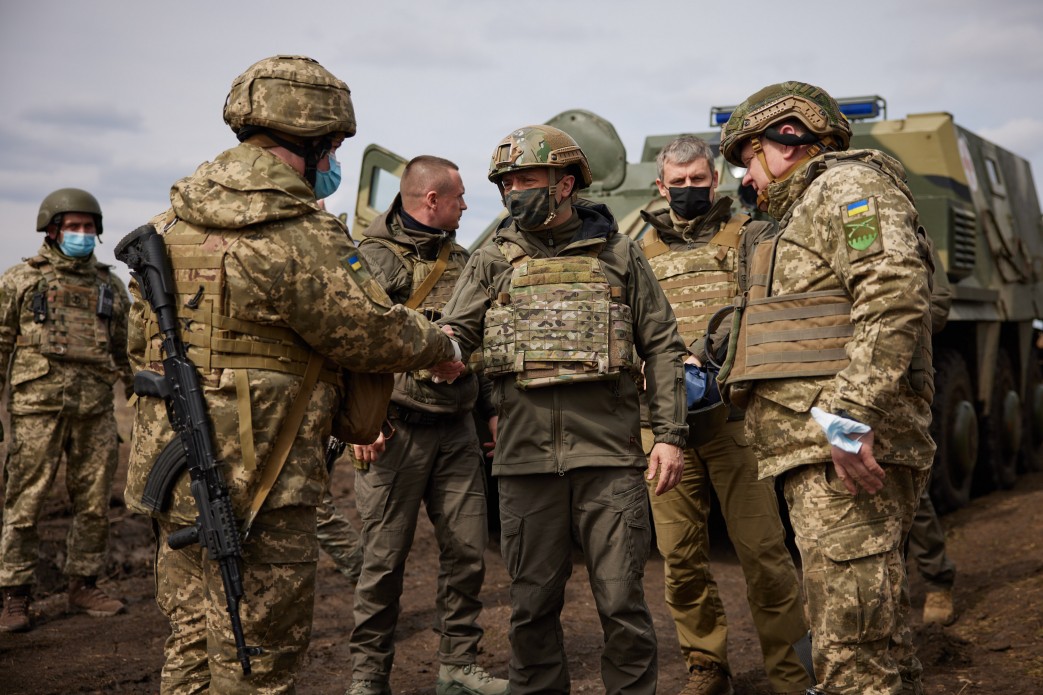 Зеленский пообедал с военными на Донбассе и побывал в окопах (фото) - 4 - изображение