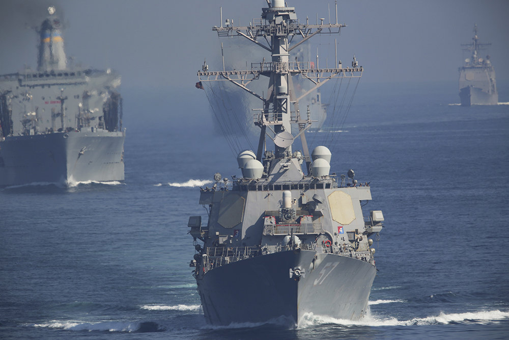 Корабль ВМС США открыл предупредительный огонь возле катеров Ирана