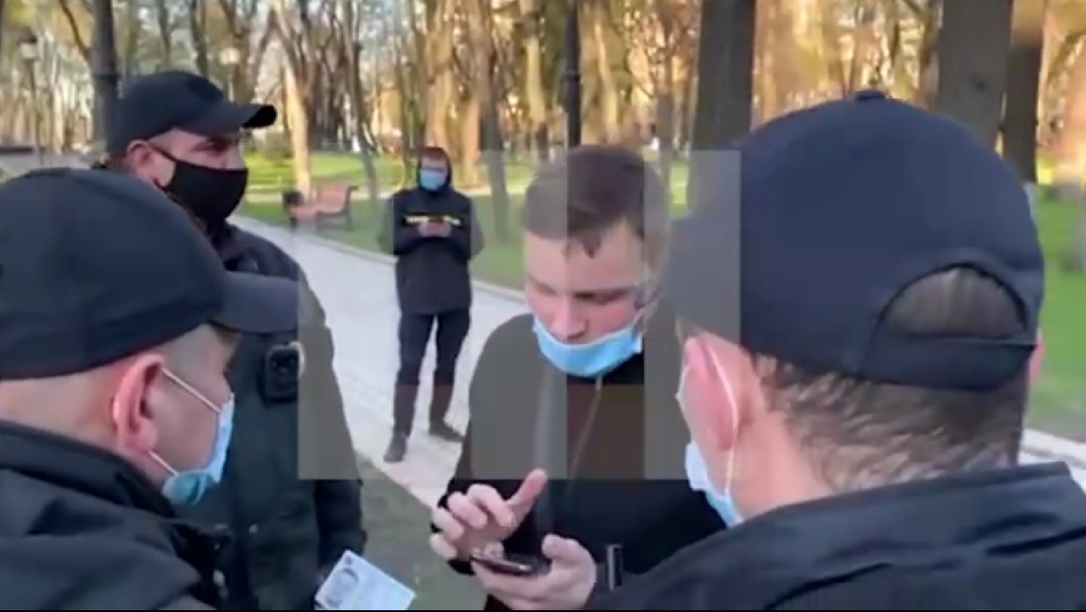 Полиция остановила мужчину, который назвал нацистами марширующих в честь СС «Галичина» (видео)