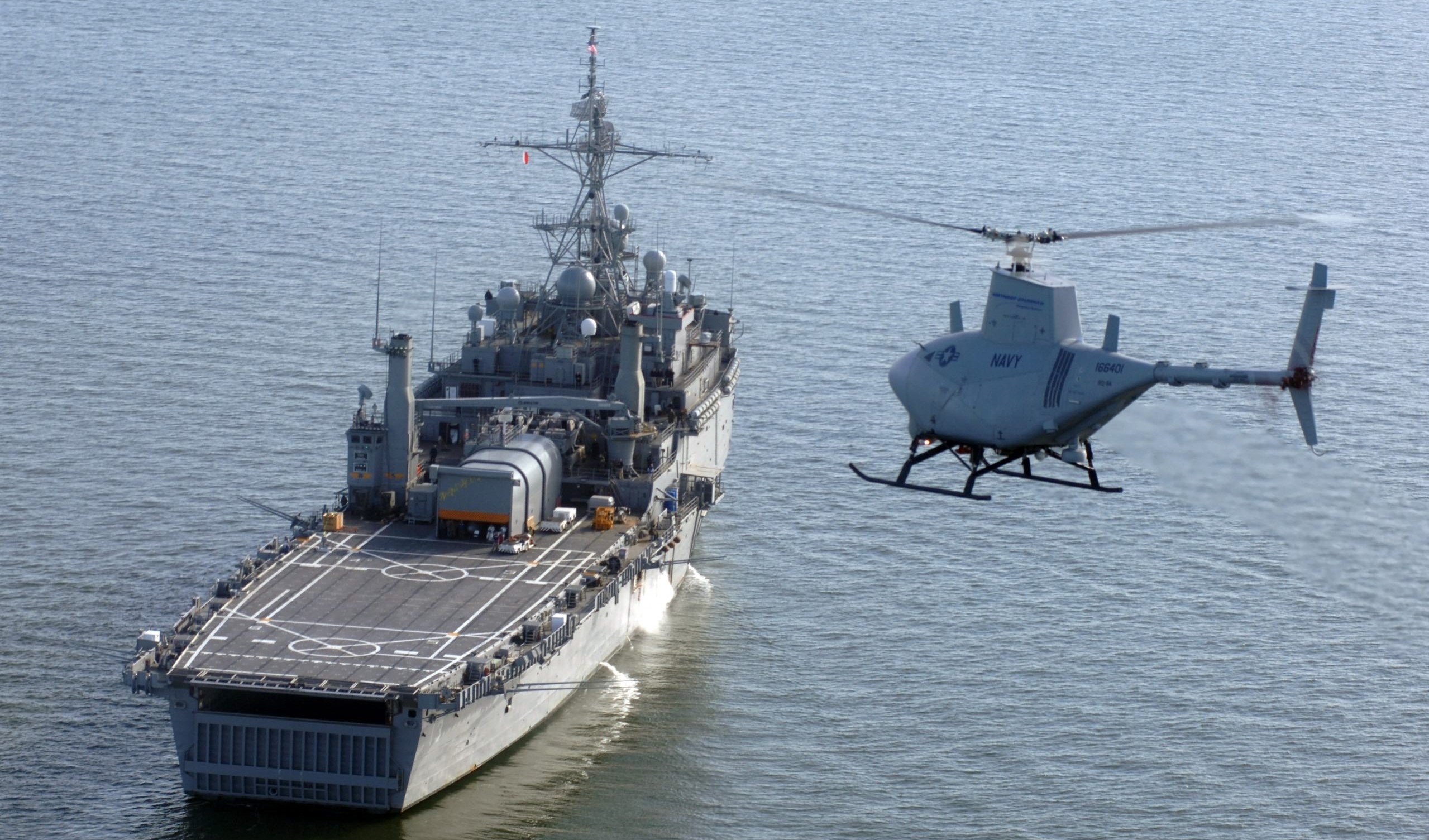 Американский вертолёт протаранил борт корабля ВМС США и затонул