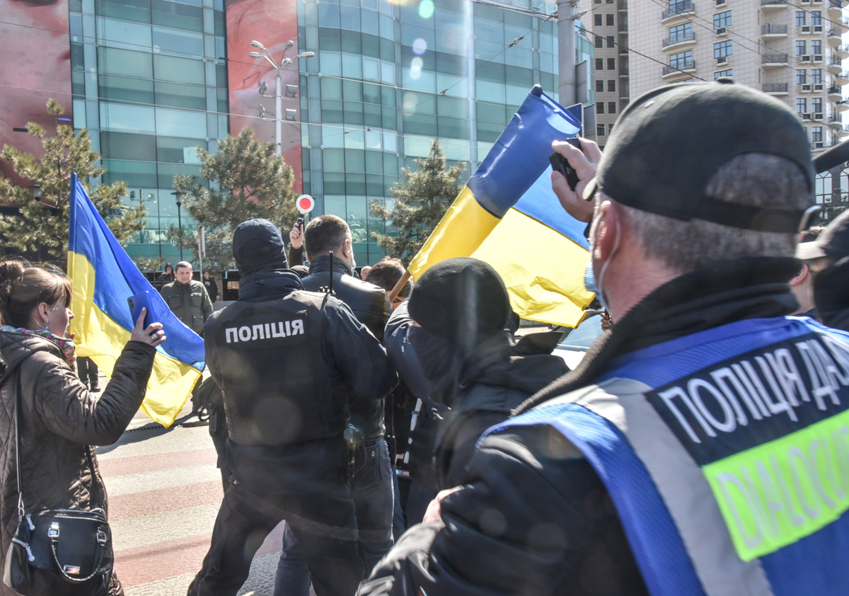 полицейские задержали протестующих в Одессе 2