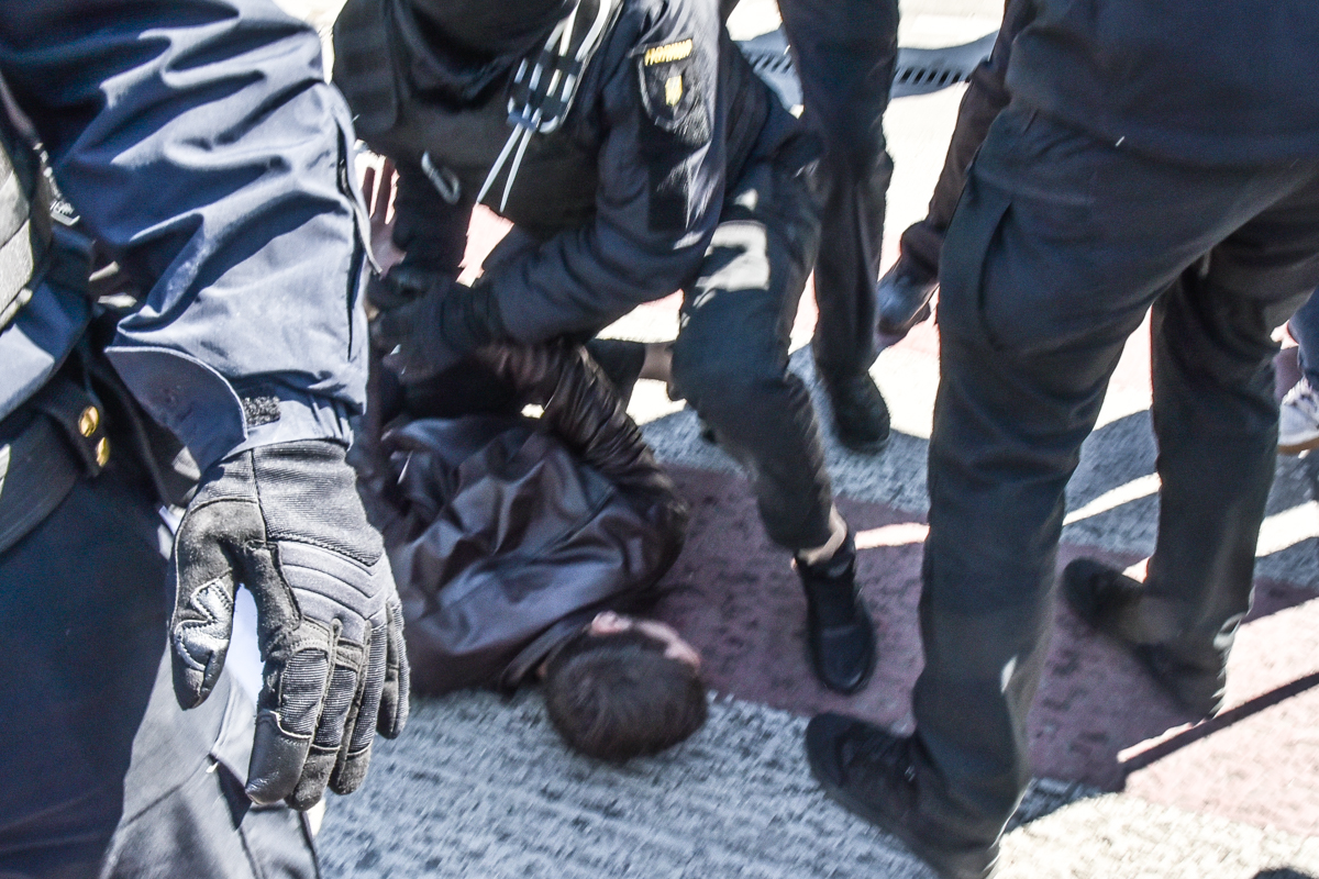 полицейские задержали протестующих в Одессе 3