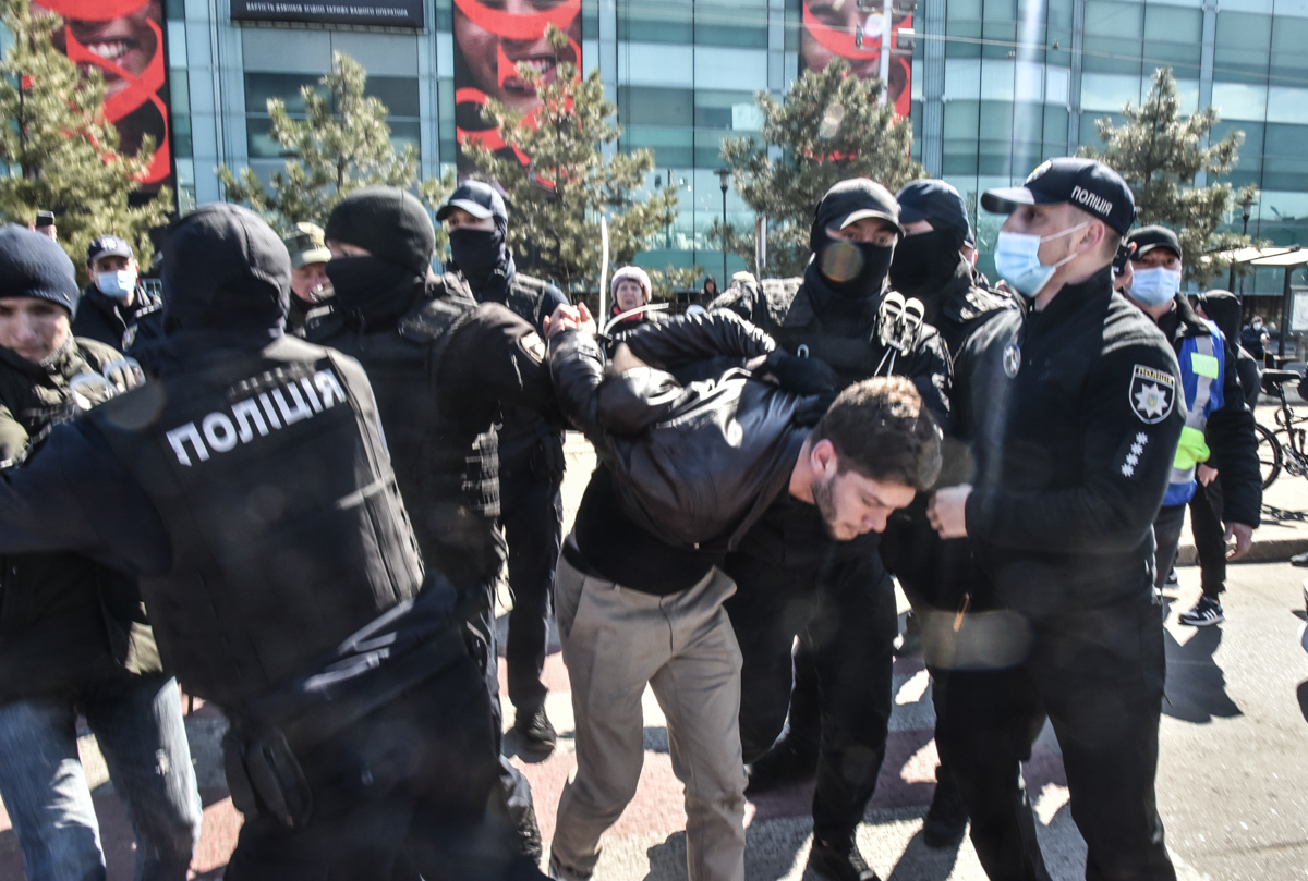 полицейские задержали протестующих в Одессе 4