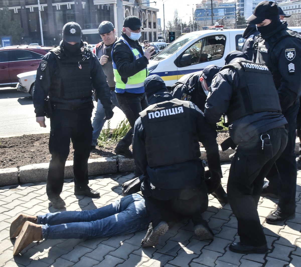 полицейские задержали протестующих в Одессе 5