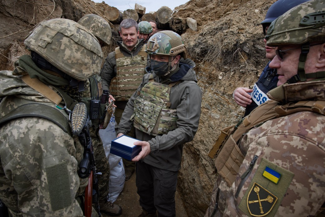 Зеленский пообедал с военными на Донбассе и побывал в окопах (фото) - 3 - изображение