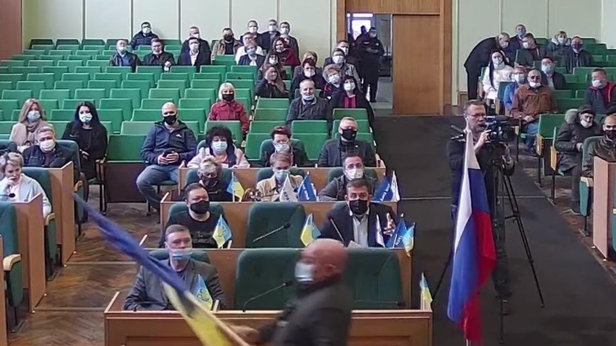 В горсовете Славянска поставили российский флаг (видео)