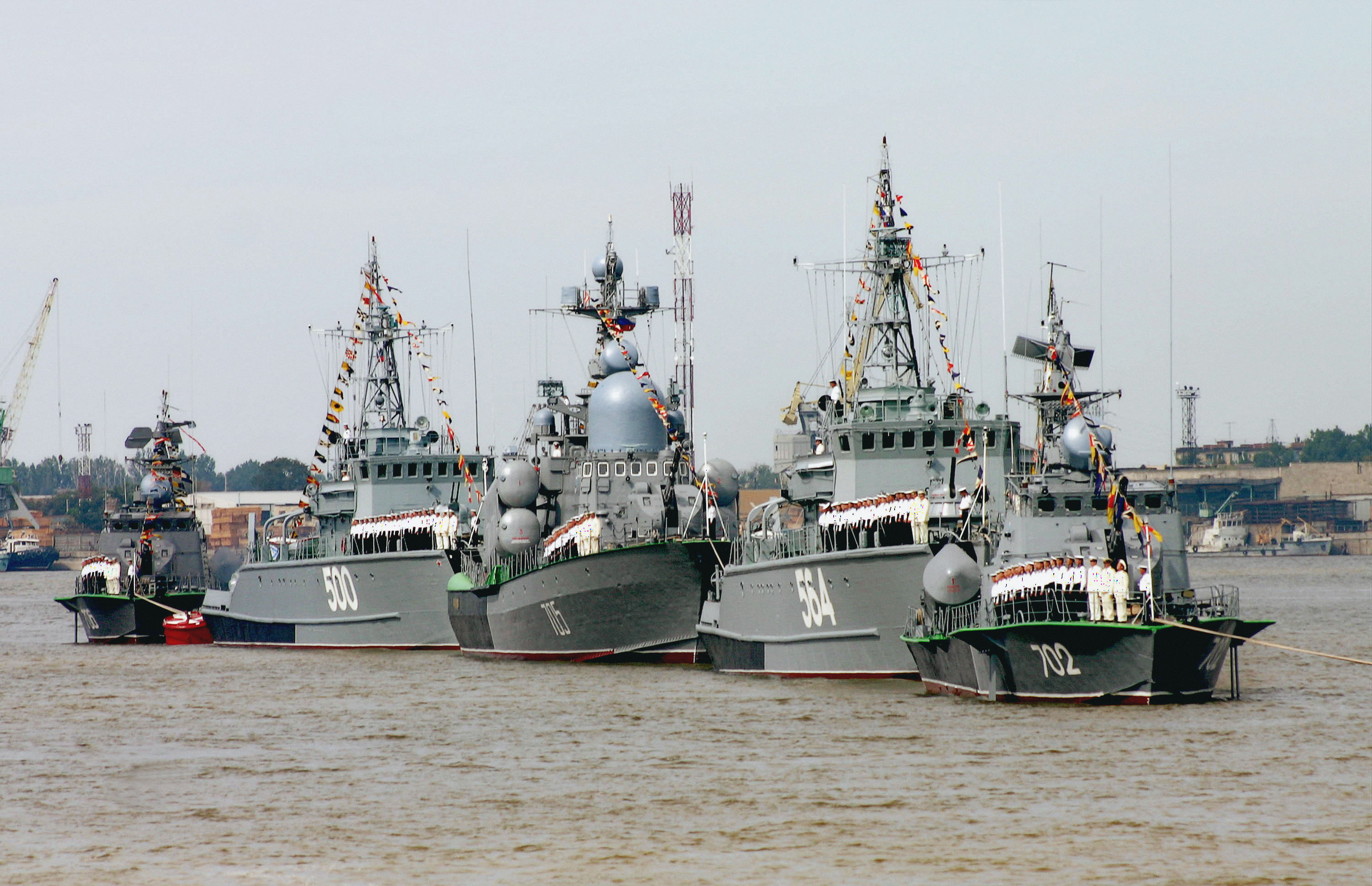 РФ перемещает корабли Каспийской флотилии в Чёрное море