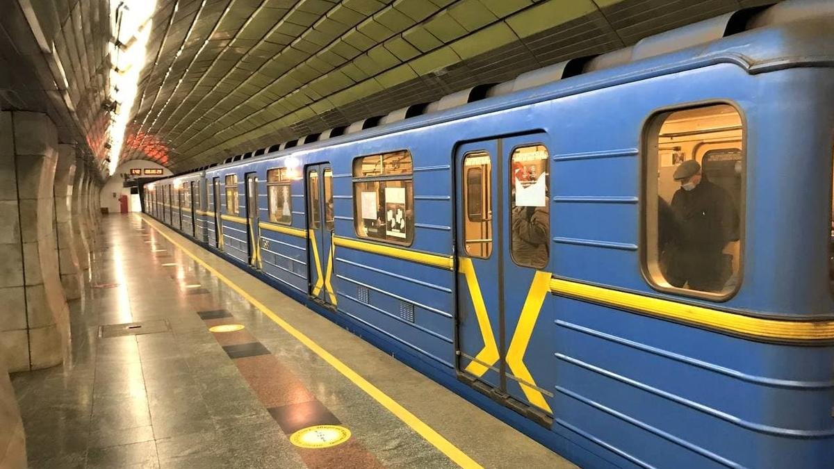 В Киеве парень с девушкой покурили в вагоне метро (видео)
