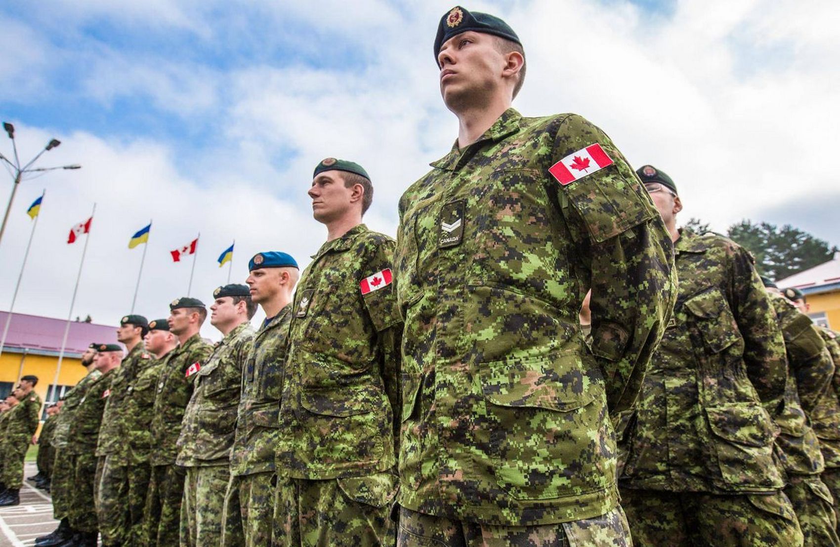 Канада приостановила военно-тренировочную миссию в Украине