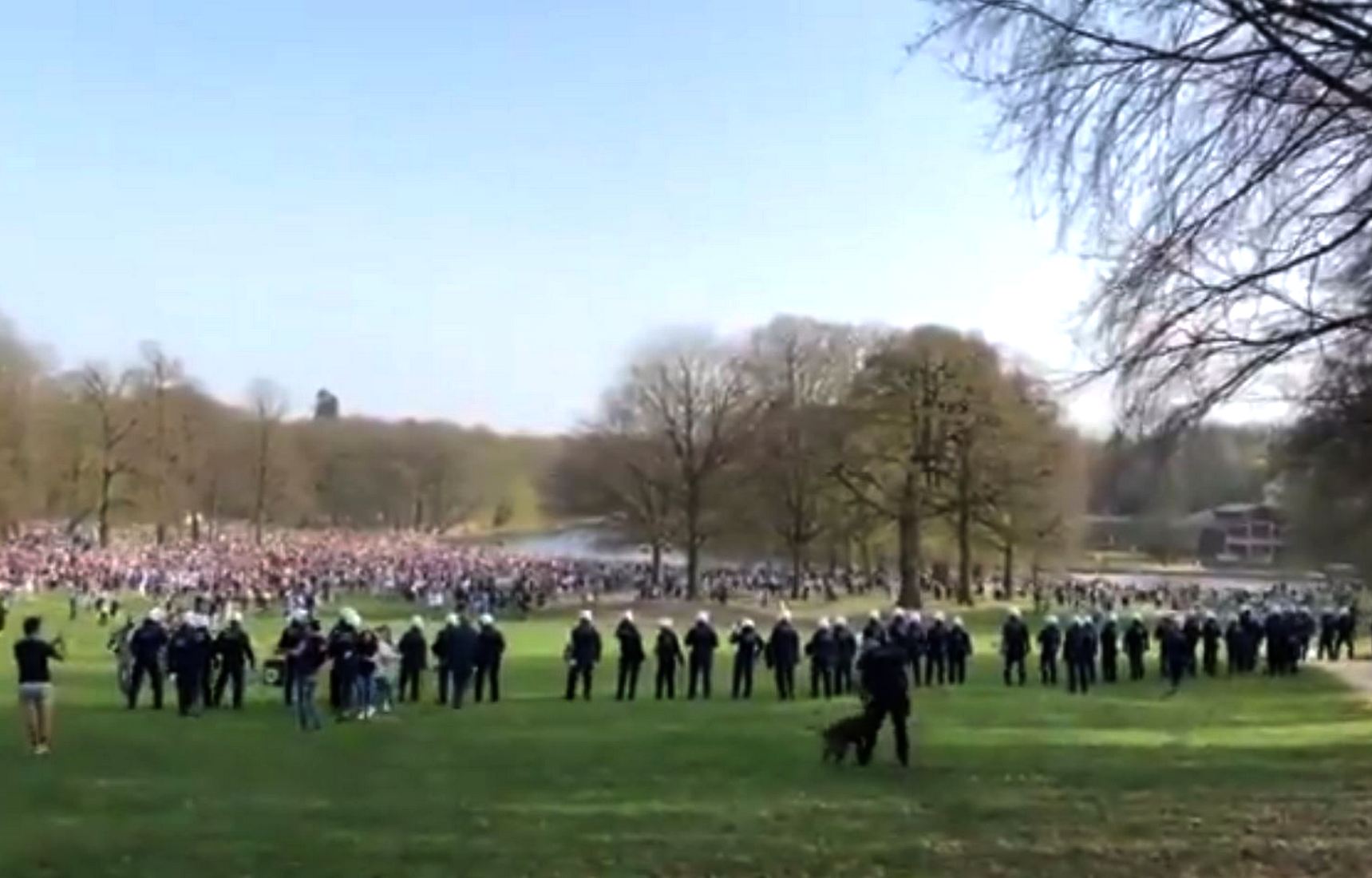 Полиция Брюсселя разогнала пятитысячную толпу, которая собралась на фейковый концерт (видео)