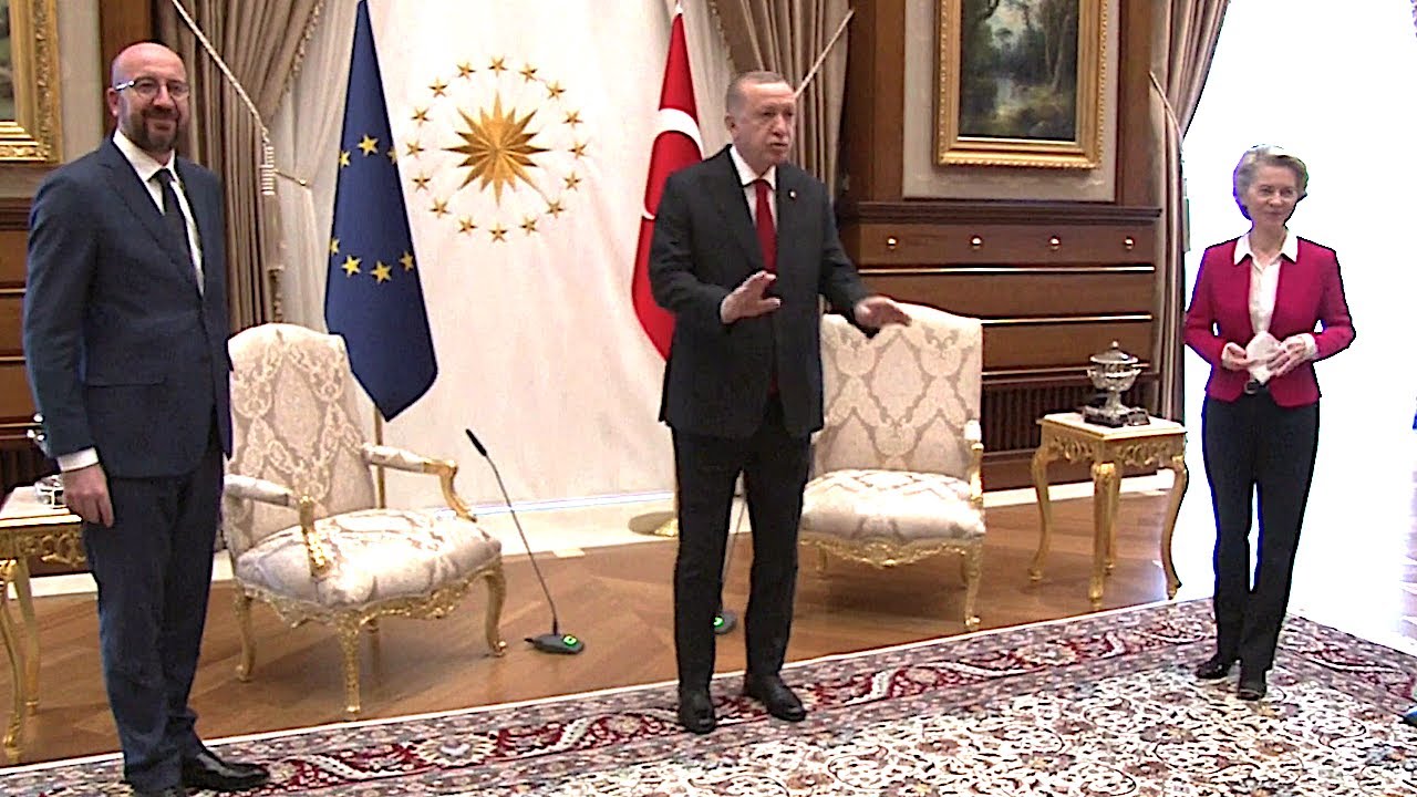 Стоят два стула. Как мебельный вопрос чуть не рассорил Турцию и ЕС