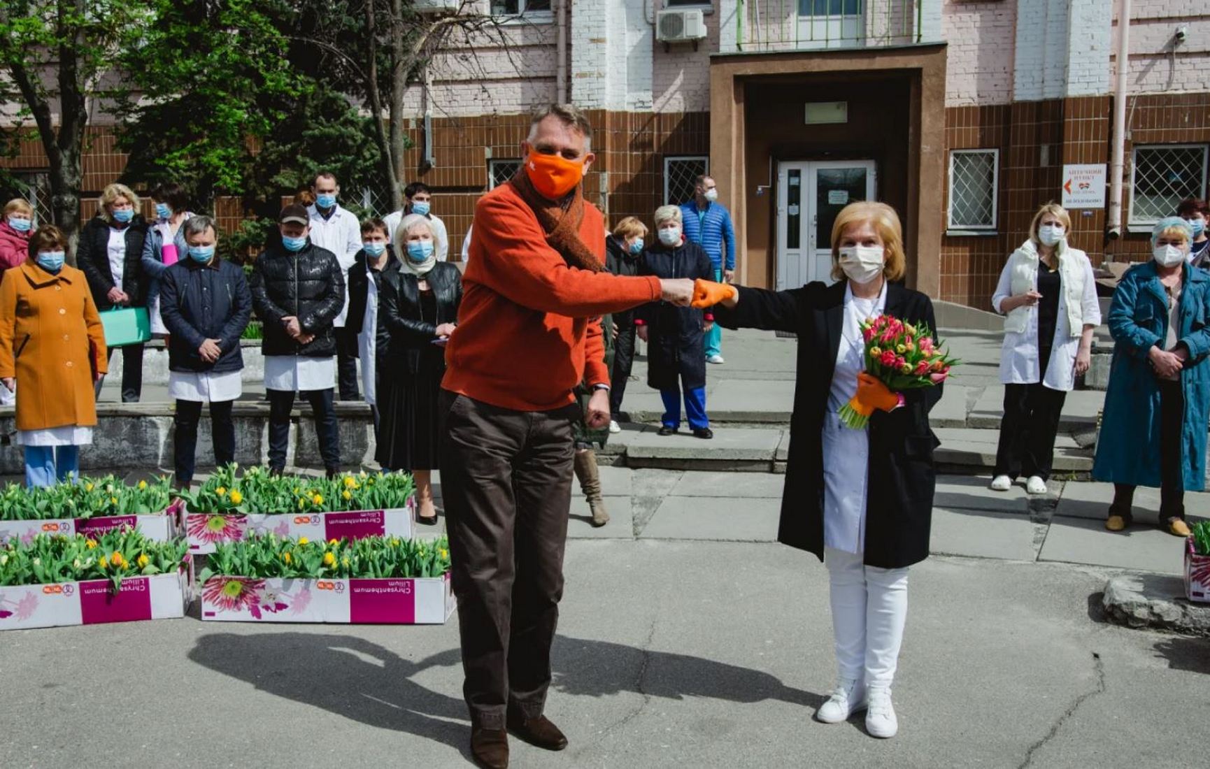 600 горшков с тюльпанами: посол Нидерландов поблагодарил киевских врачей