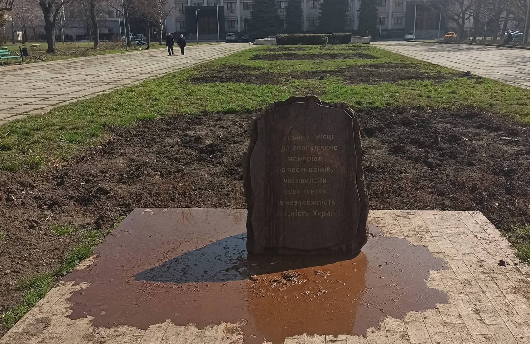 В Одессе вандалы облили памятник воинам АТО фекалиями