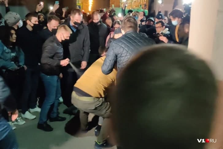 Электрошокеры в Питере, газ в Волгограде и тишина в Москве: как в России прошли митинги в поддержку Навального - 5 - изображение