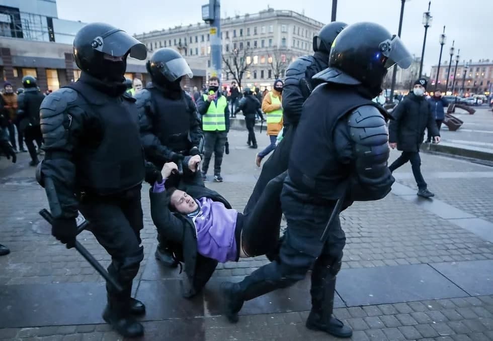 Электрошокеры в Питере, газ в Волгограде и тишина в Москве: как в России прошли митинги в поддержку Навального - 4 - изображение