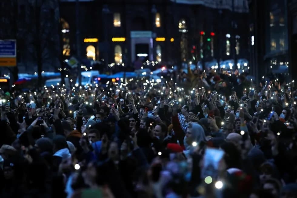 Электрошокеры в Питере, газ в Волгограде и тишина в Москве: как в России прошли митинги в поддержку Навального - 2 - изображение