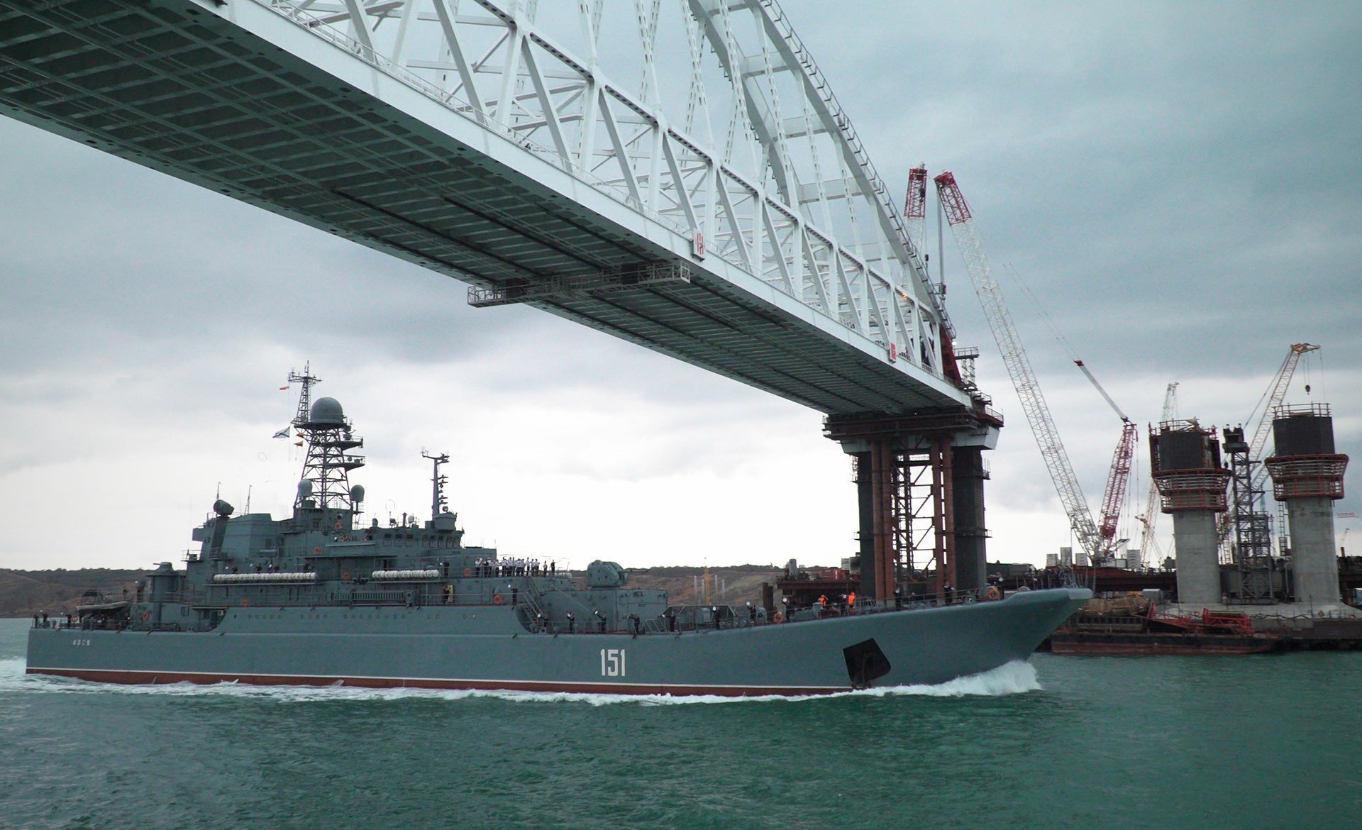 РФ закрыла Керченский пролив для иностранных кораблей