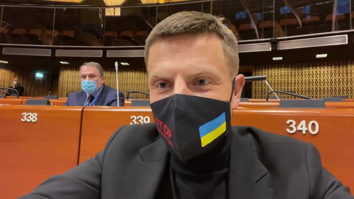 Гончаренко показал в ПАСЕ простреленный флаг с Донбасса, ему отключили микрофон (видео)