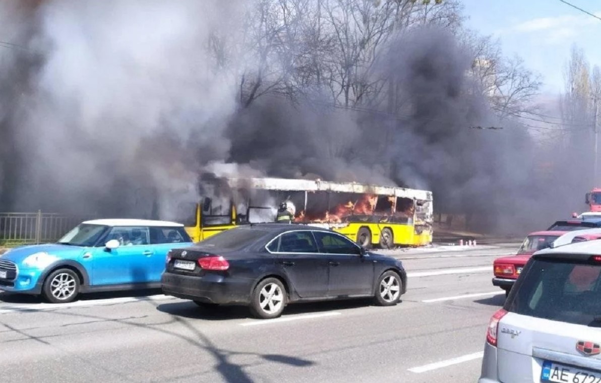 В Киеве на ходу загорелся автобус с пассажирами (фото, видео) - 6 - изображение