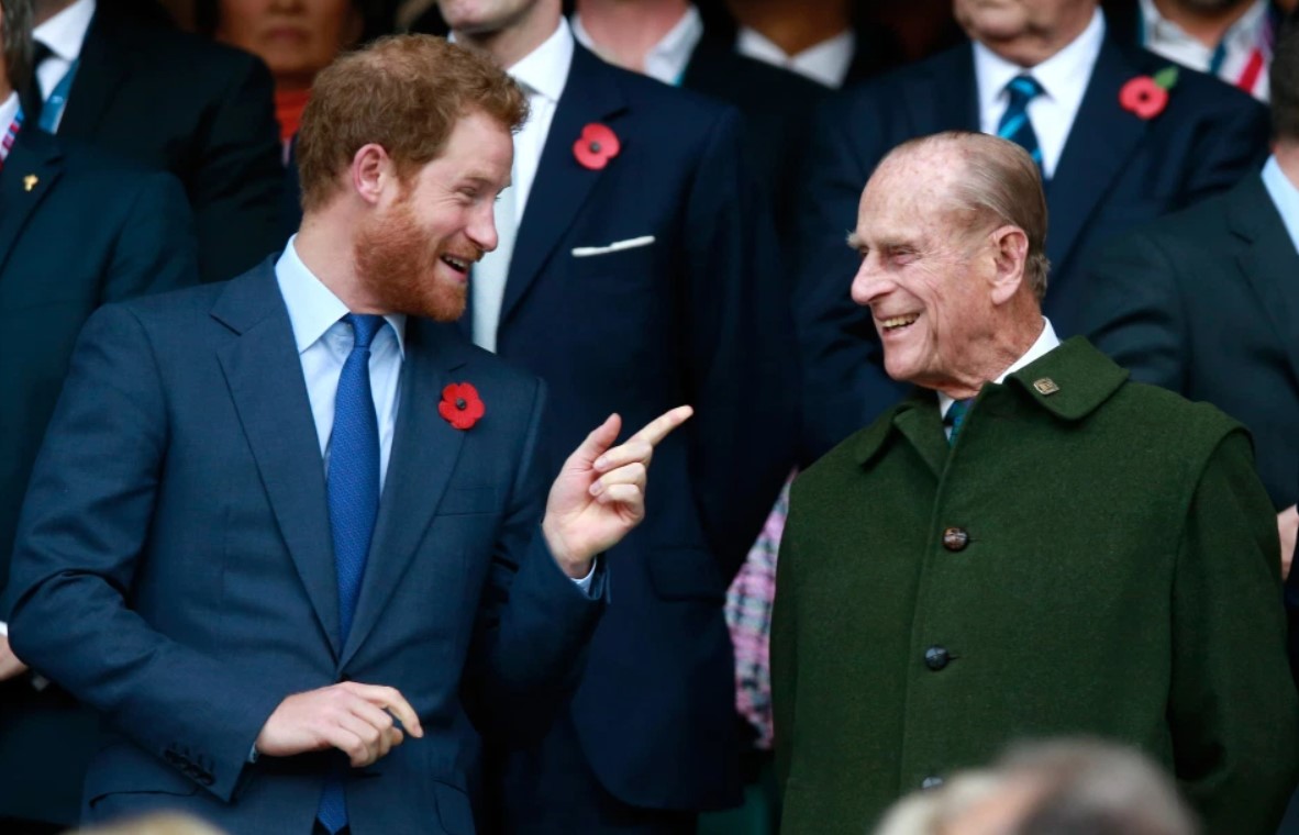 Принц Гарри прилетел в Британию на похороны деда, принца Филиппа — СМИ