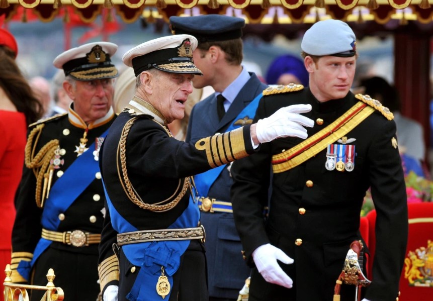 Принц Гарри прилетел в Британию на похороны деда, принца Филиппа — СМИ - 1 - изображение