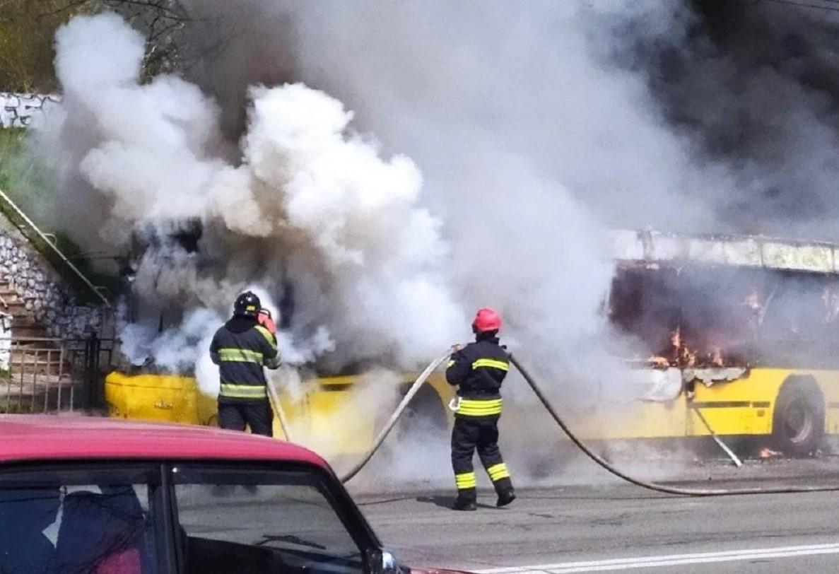 Каким цветом горел маршрут номер 19. На Киевской горит автобус. Сгорела Коммунальная техника.