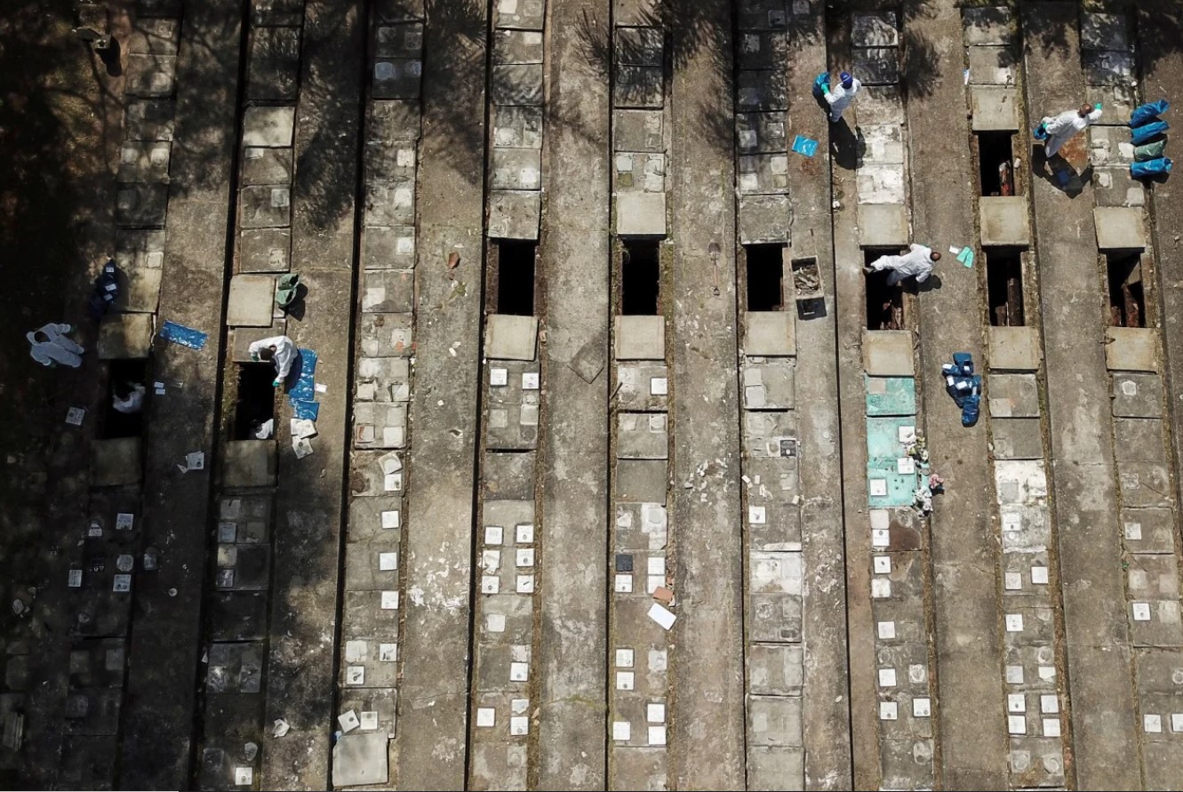 В Бразилии вскрывают старые могилы для захоронения умерших от COVID-19 - 3 - изображение