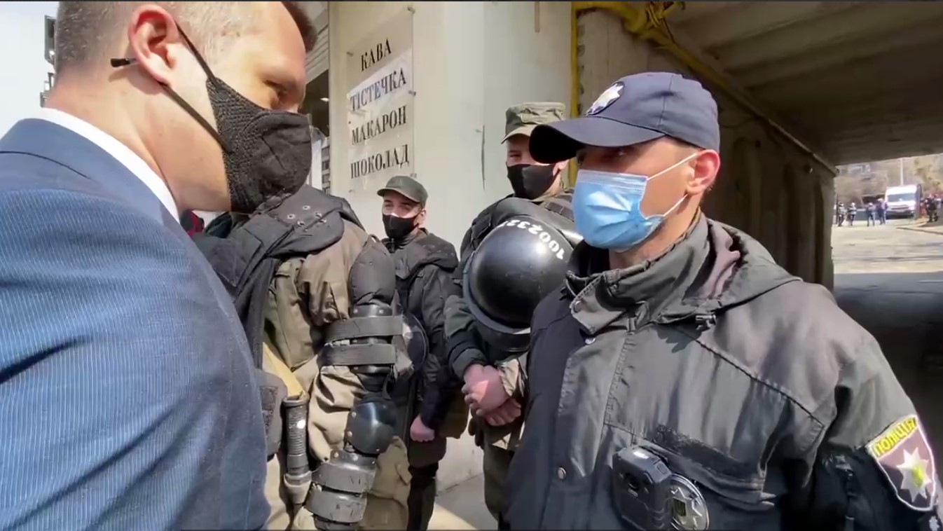 Полиция не пускала адвоката Партии Шария к зданию суда (видео)