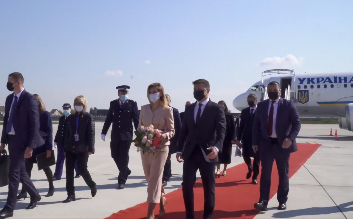 Зеленский с женой прибыл с визитом в Париж (видео)