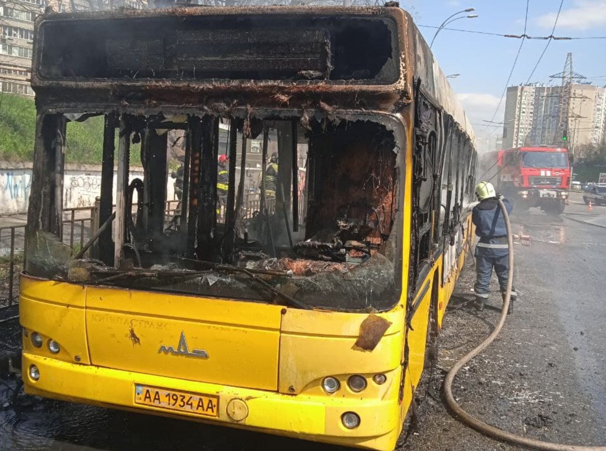 В Киеве на ходу загорелся автобус с пассажирами (фото, видео)