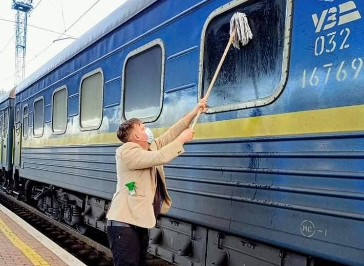 Датскому журналисту пришлось отмывать окно в украинском поезде от «древней грязи»