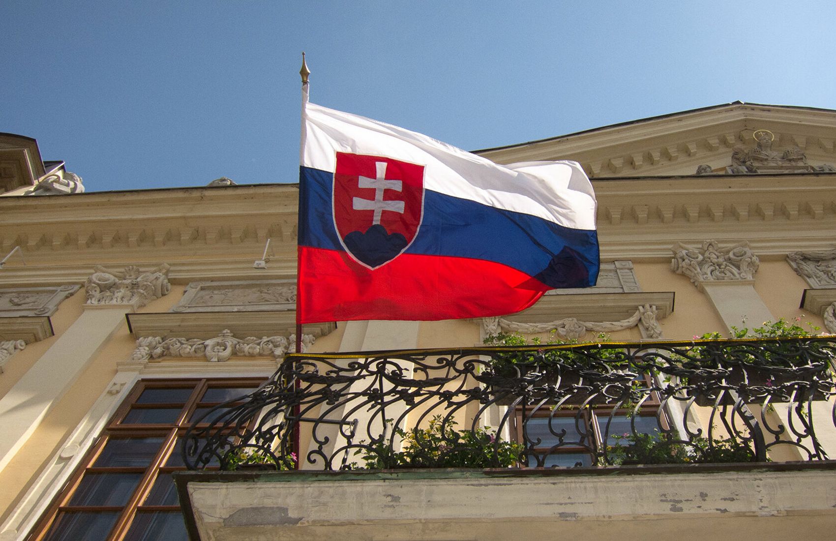 Словакия в поддержку Чехии вышлет трёх сотрудников посольства РФ
