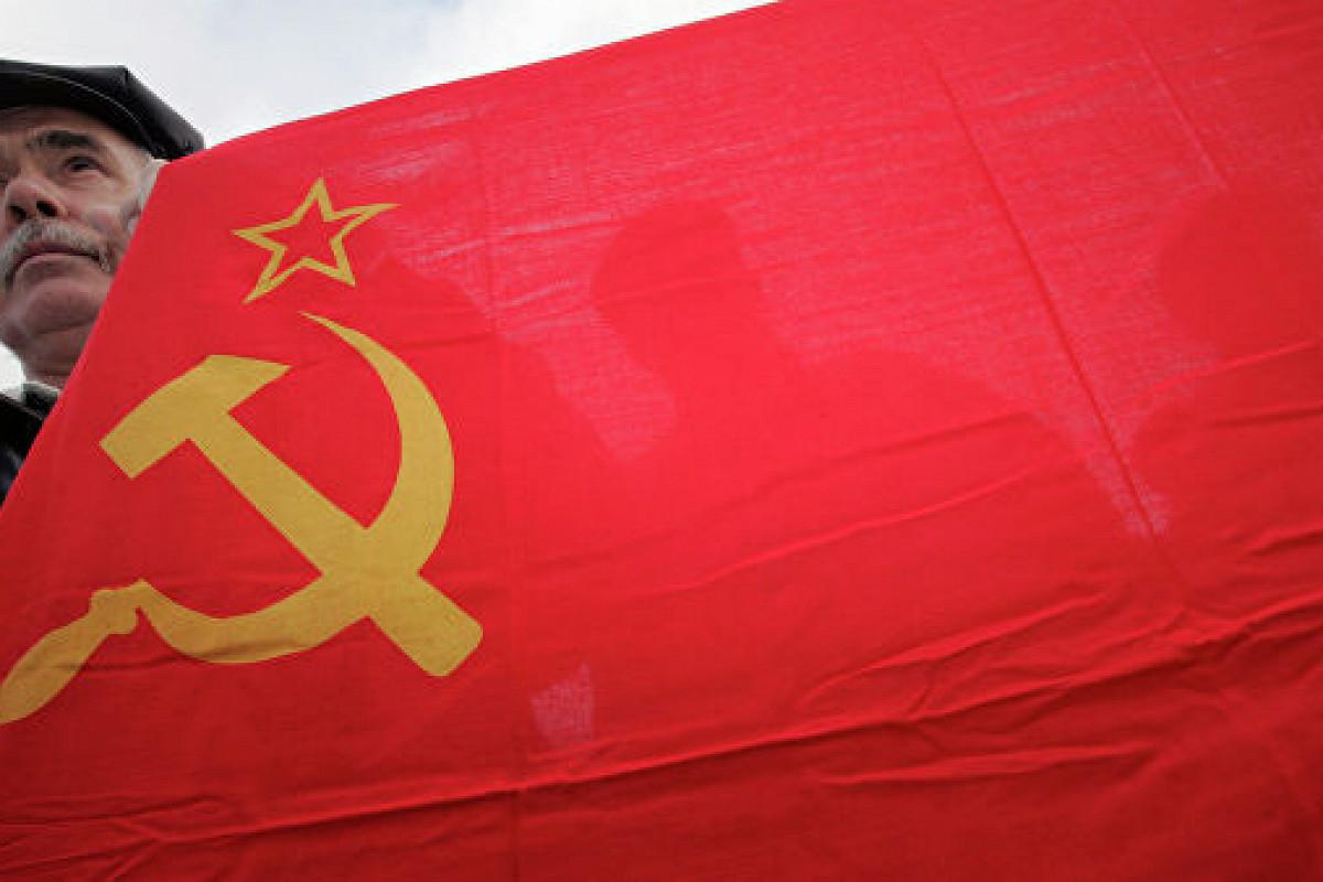 У памятника «Воинам-автомобилистам» в Запорожье прикрепили коммунистический флаг