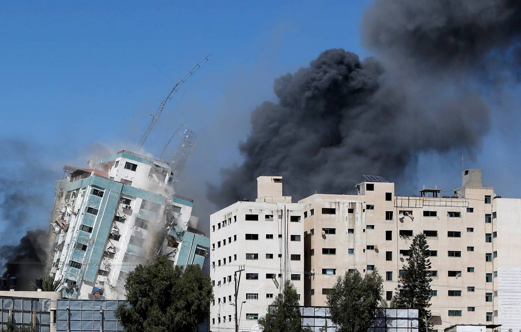 Израиль разрушил 11-этажное здание в Газе, где находились офисы СМИ (видео)