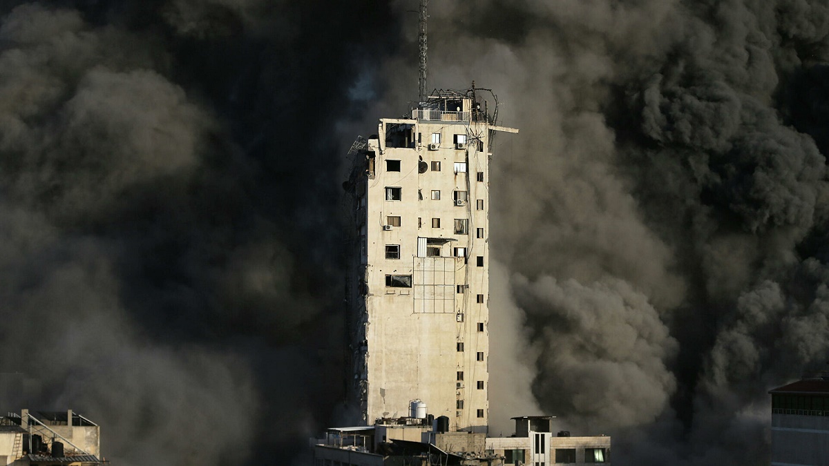 ВВС Израиля уничтожили 16-этажное здание в Газе (видео)