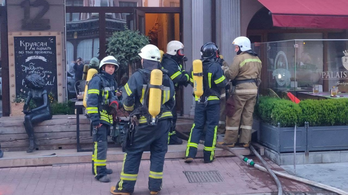 В центе Одессы загорелись ресторан и отель