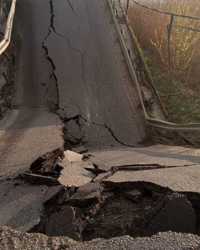 На трассе государственного значения Луцк-Львов обрушился мост (фото, видео) - 3 - изображение