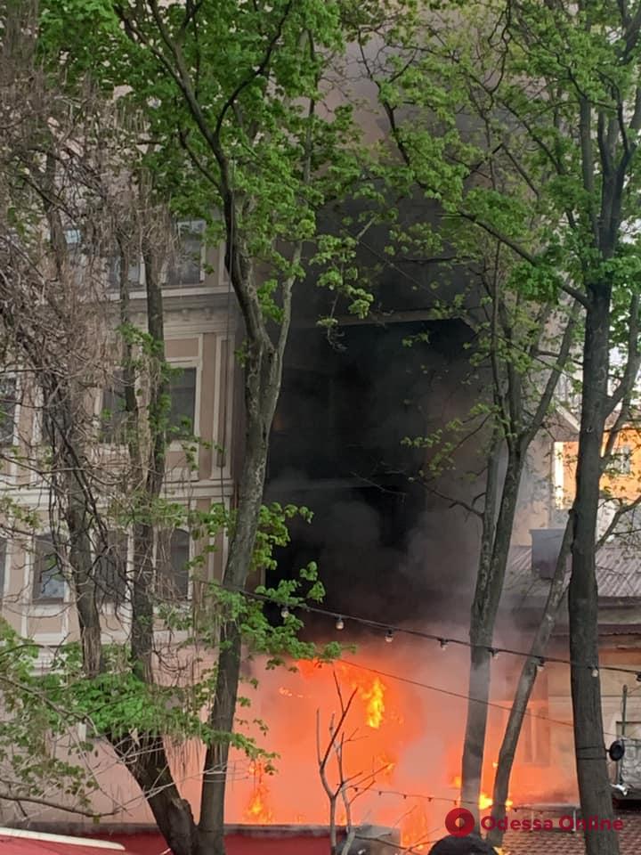 В центе Одессы загорелись ресторан и отель