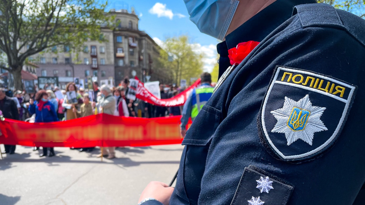 На Николаевщине полиция и митингующие подрались в День Победы из-за флага