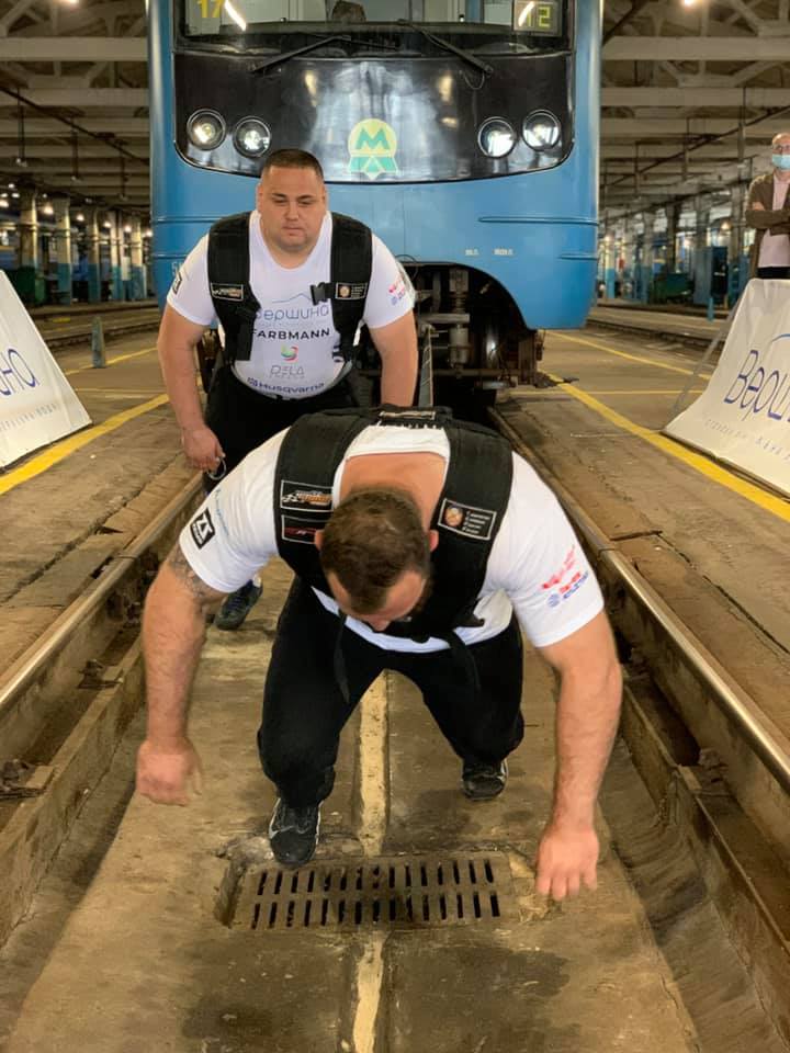 В Украине стронгмены установили рекорд по перетягиванию поезда метро (фото, видео) - 4 - изображение