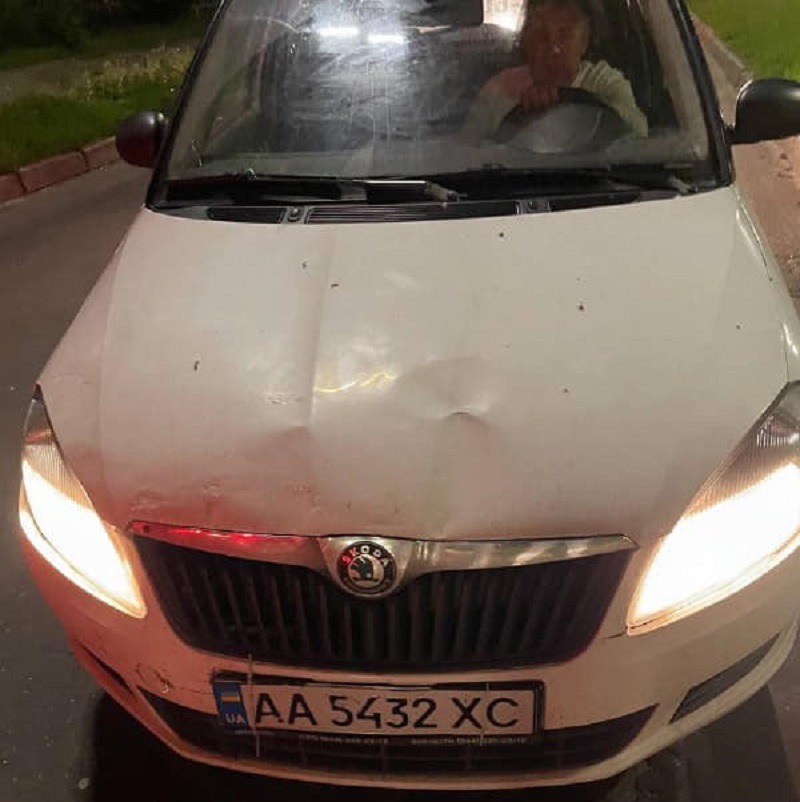 В Киеве пьяный таксист прокатил пешехода на капоте и попытался убежать (видео) - 3 - изображение