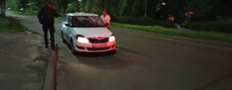 В Киеве пьяный таксист прокатил пешехода на капоте и попытался убежать (видео) - 2 - изображение