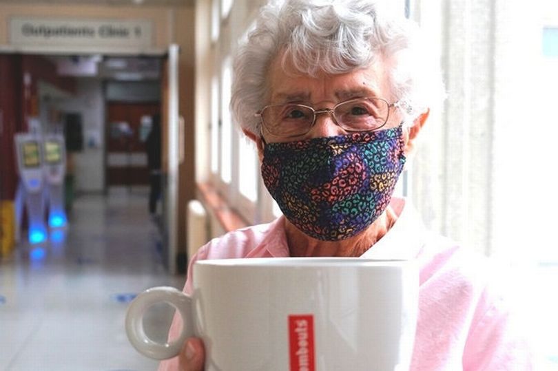В Лондоне 99-летняя пенсионерка вакцинировалась и вернулась к работе