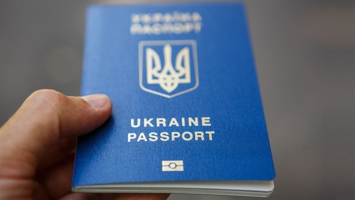 На «Миротворец» внесли женщину, выбросившую украинские паспорта