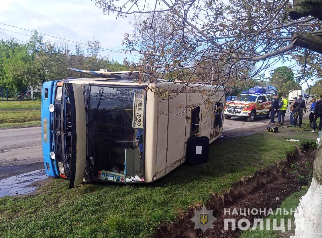 В Ровенской области перевернулся автобус с пассажирами: есть пострадавшие (фото)