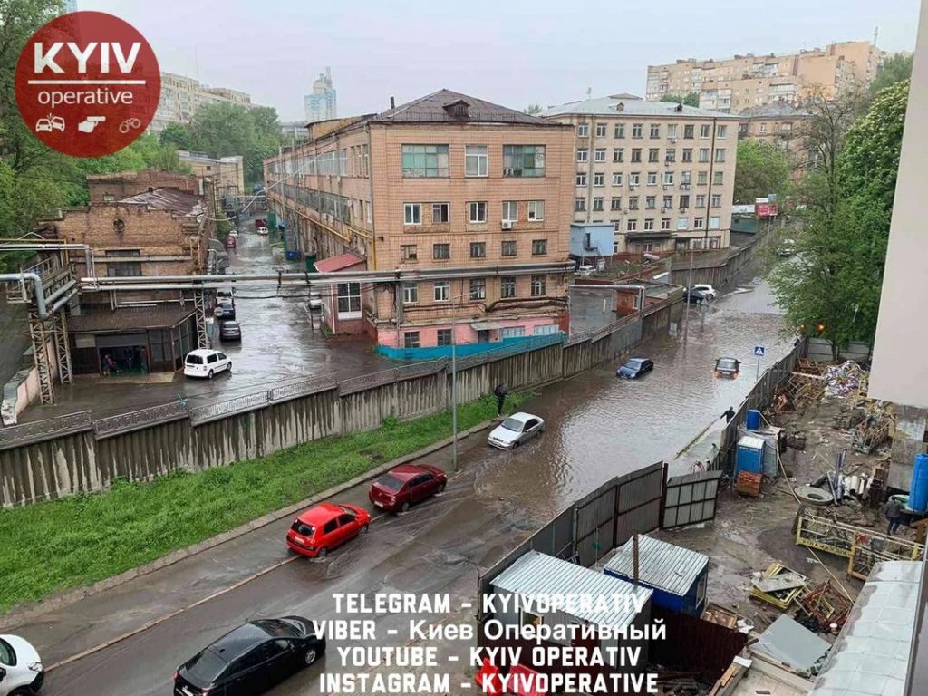 «Кусочек Венеции». В Киеве из-за ливня затопило улицу