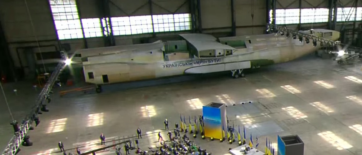 Зеленский показал журналистам фюзеляж недостроенного самолета