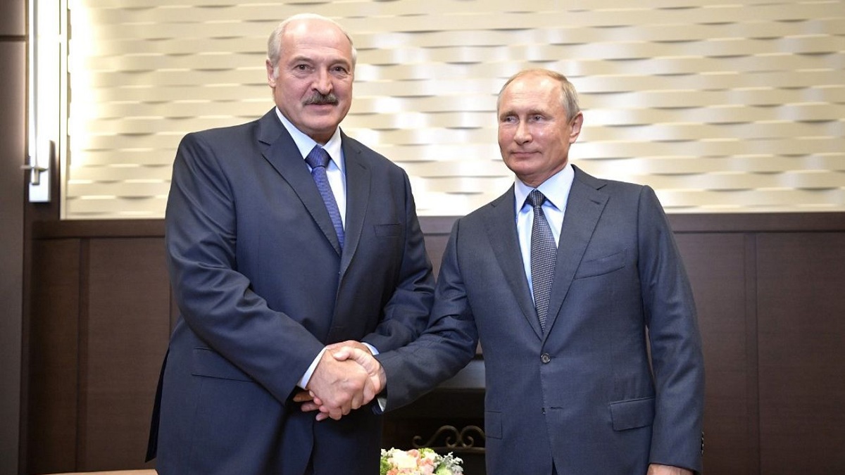 Лукашенко искупался в море после приглашения Путина (фото)